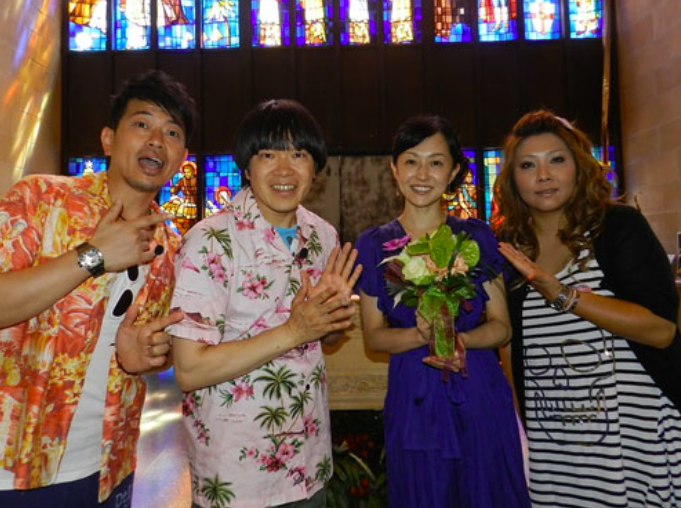 結婚を祝福される加藤明子（右から２人目）
