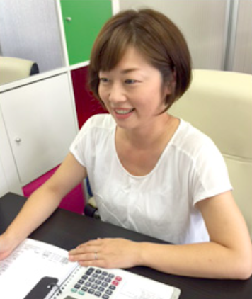 マネージャー業務をする秋吉英美