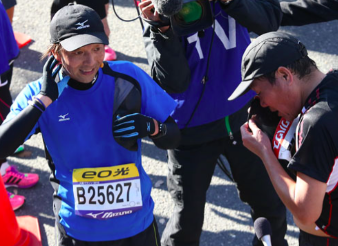 マラソンしながら実況する上泉雄一