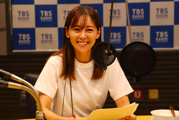 ラジオに出演する竹下佳奈