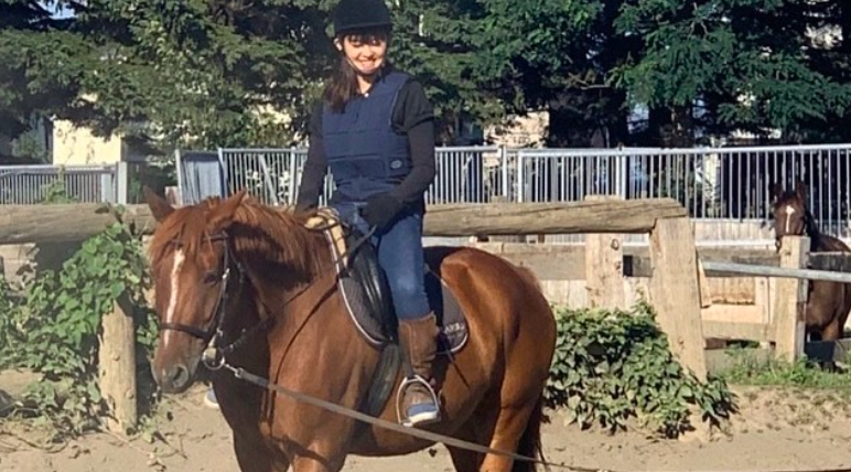 乗馬をする小川千奈