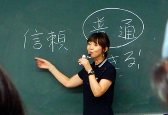 京都産業大学で講義をする谷口キヨコ