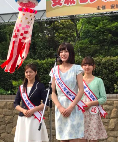 安城七夕親善大使に選ばれた青原桃香（中央）