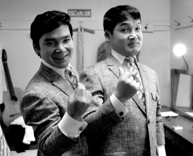 若井はんじ（左）・若井けんじ（右）