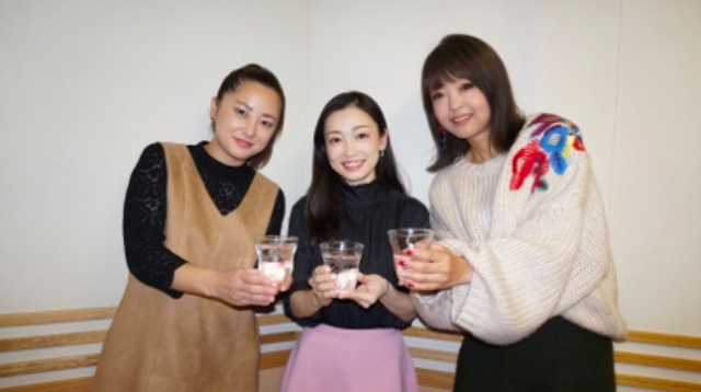 西田あいのおしゃべり♥あいランドでの西田あい（中央）