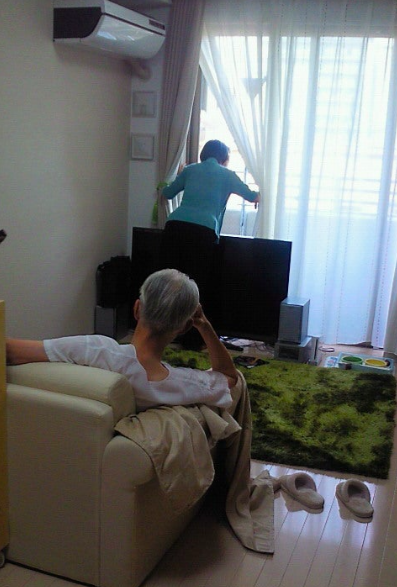 谷口キヨコの父親（手前）と母親