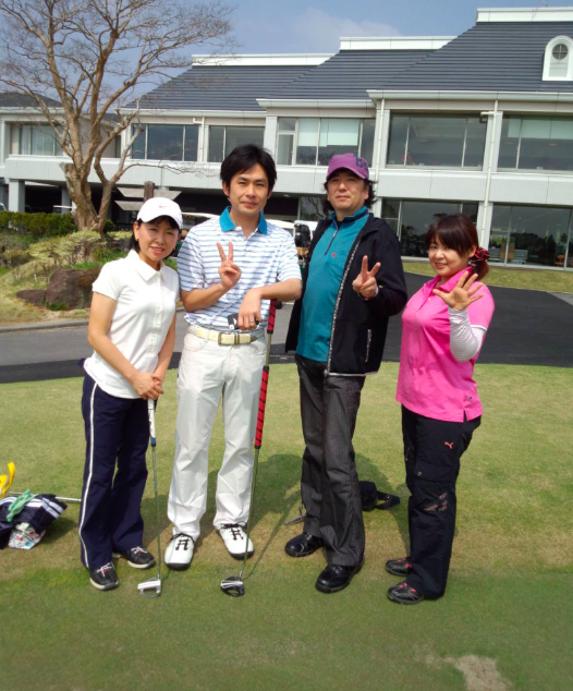 ゴルフを楽しむ幅しげみ（左端）