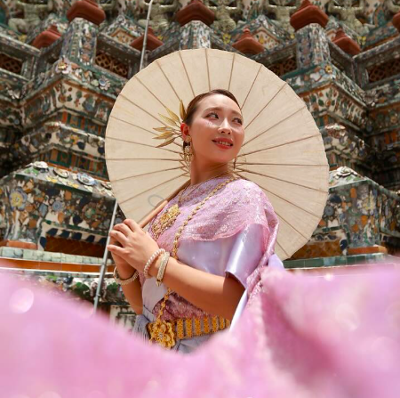 タイに行った際の舘野伶奈（左手に指輪はない）