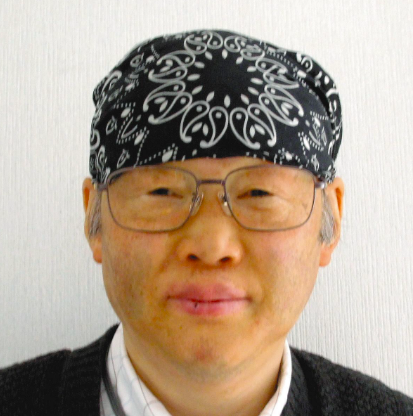 バンダナを巻く上脇博之