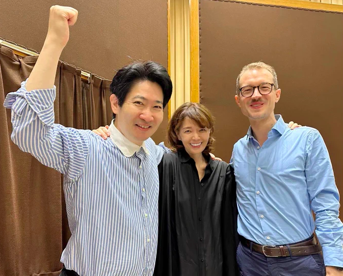 ヤマザキマリ（中央）と夫（右）