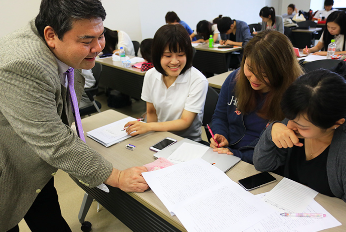 上智大学で学生を教える前嶋和弘