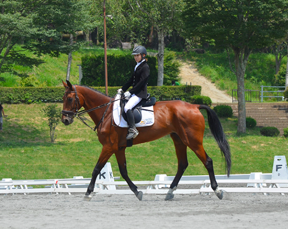 乗馬の大会に出場する佐久間ひさ子