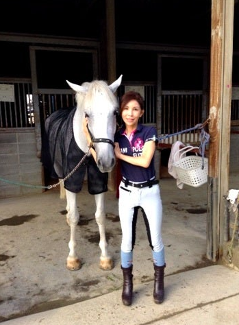 乗馬をする佐久間ひさ子