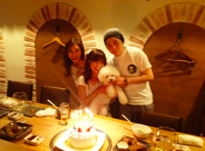 佐久間ひさ子と娘と息子（左から）