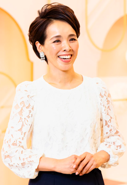 北條真紀子の左手薬指に指輪はない