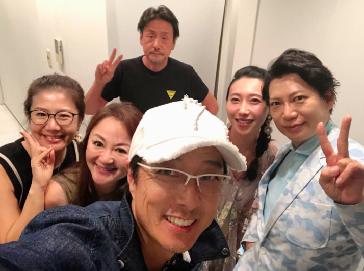 及川尚輔（右）と及川洋子（右から2番目）