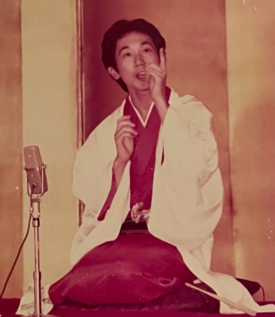 大学時代に落語をする森たけし