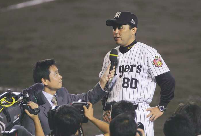 岡田監督（右）に優勝インタビューをする野村明大（左）