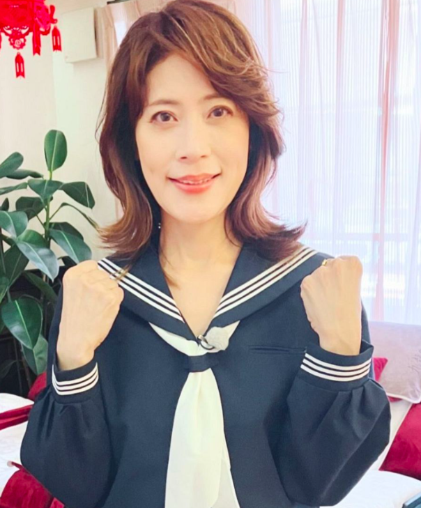 岩田明子のセーラー服姿