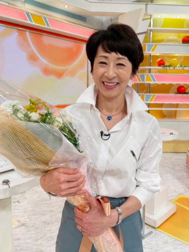 左手の薬指に指輪をしている増田ユリア