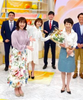 新井恵理那（前列左）と増田ユリヤ（前列右）