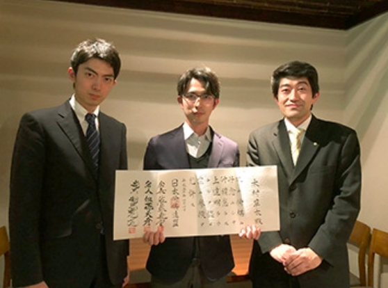 日本将棋連盟から三段免状を授与される木村草太（中央）