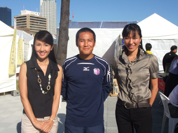 植村なおみ（左）とアナウンサー時代の横須賀ゆきの（右）