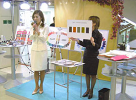 百貨店を廻ってた頃の山口眞未子（左）