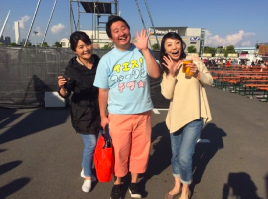 肉フェスに行ったさとう晴美（左）