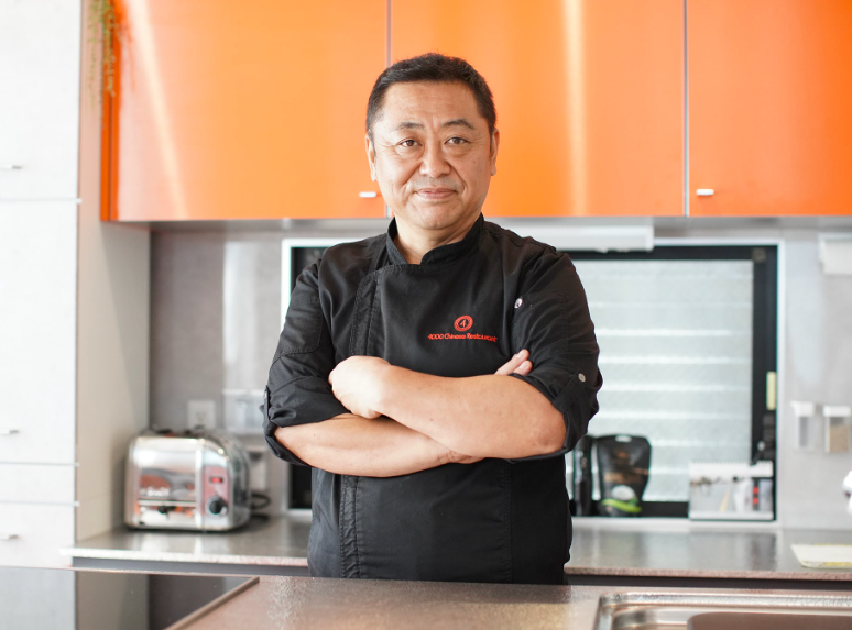 自宅キッチンでの菰田欣也