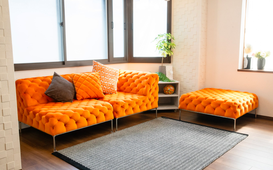 菰田欣也の自宅のソファ