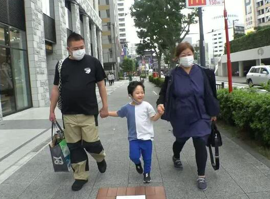 （右から）五十嵐美幸と子供と旦那