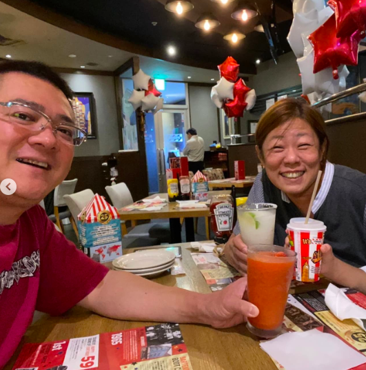 （右から）五十嵐美幸と旦那