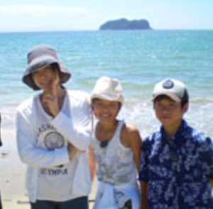 （左から）浜田陽子と幼少期の長女と長男