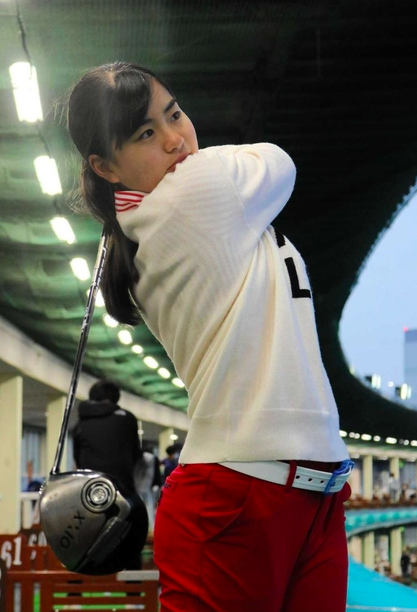 ゴルフをする高校時代の長森遥南