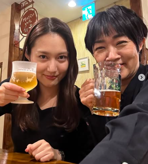 ビールを飲む千須和侑里子（左）
