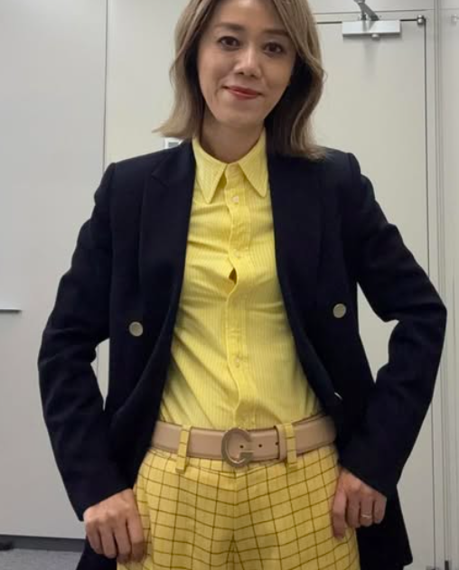 中室牧子（左手薬指に指輪がみられる）