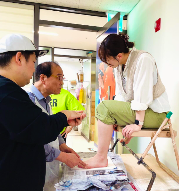 吉田雪乃の左手薬指に指輪はみられない