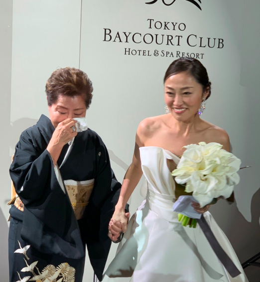大久保絵弥の結婚式での大久保洋子（左）と絵弥