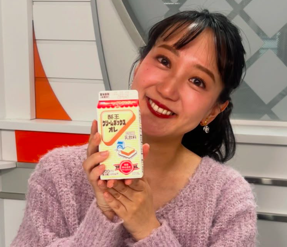 小野紗由利の左手薬指に指輪はみられない