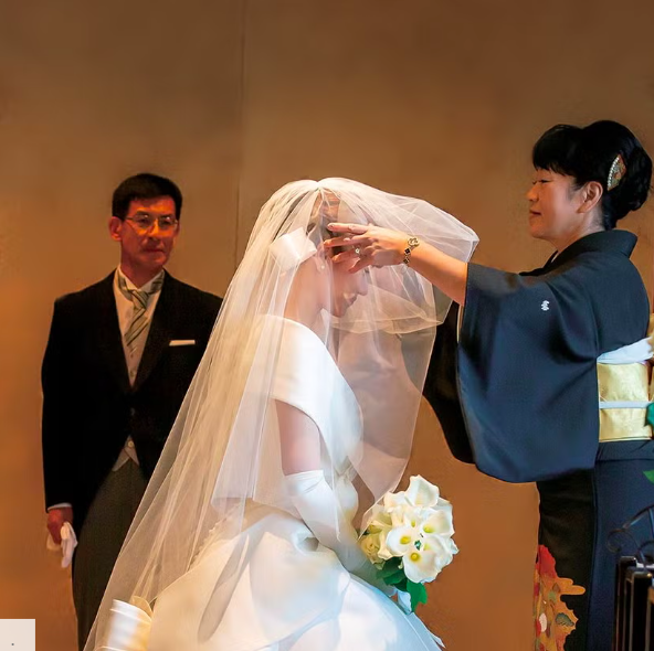 徳田琴美の父親（左）と母親（右）