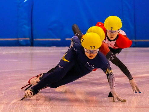 競技中の長森遥南（手前）