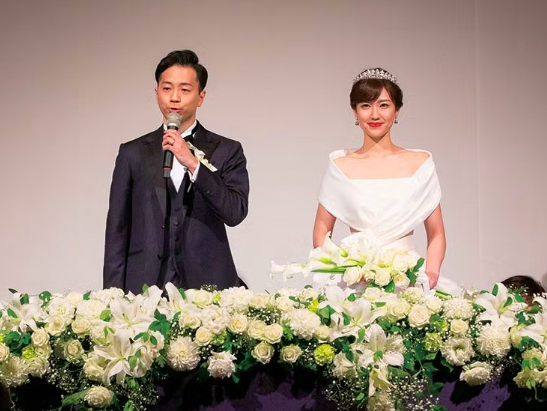 結婚式で挨拶をする夫と徳田琴美