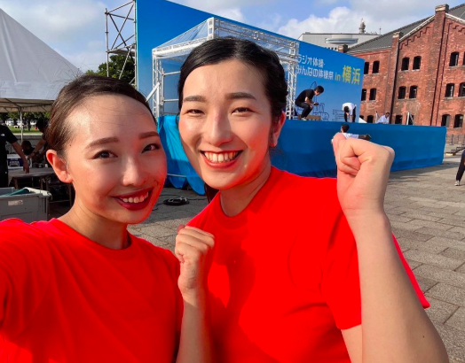 舘野伶奈（左）と吉江晴菜（右）