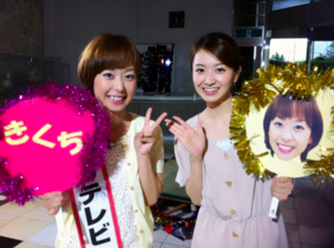 2012年の花田百合奈（右）