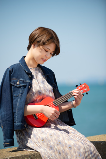ウクレレを弾く菅原咲子