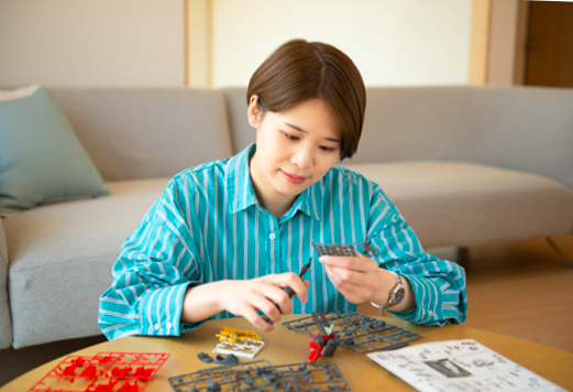 ガンプラを製作する菅原咲子