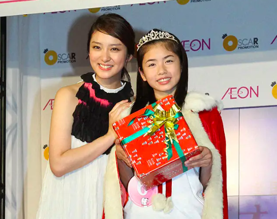 ガールズオーディション2011でグランプリを受賞した小芝風花（右）