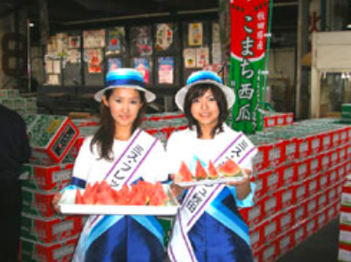 ミス・フレッシュ秋田の藤盛由果（右）