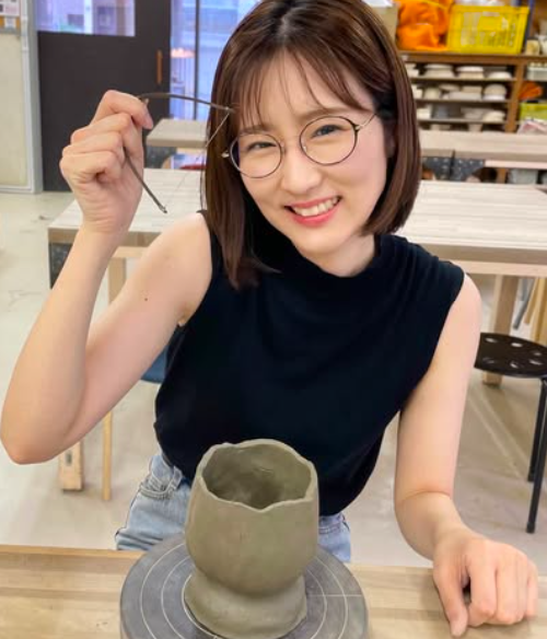 世永聖奈の左手薬指に指輪はみられない